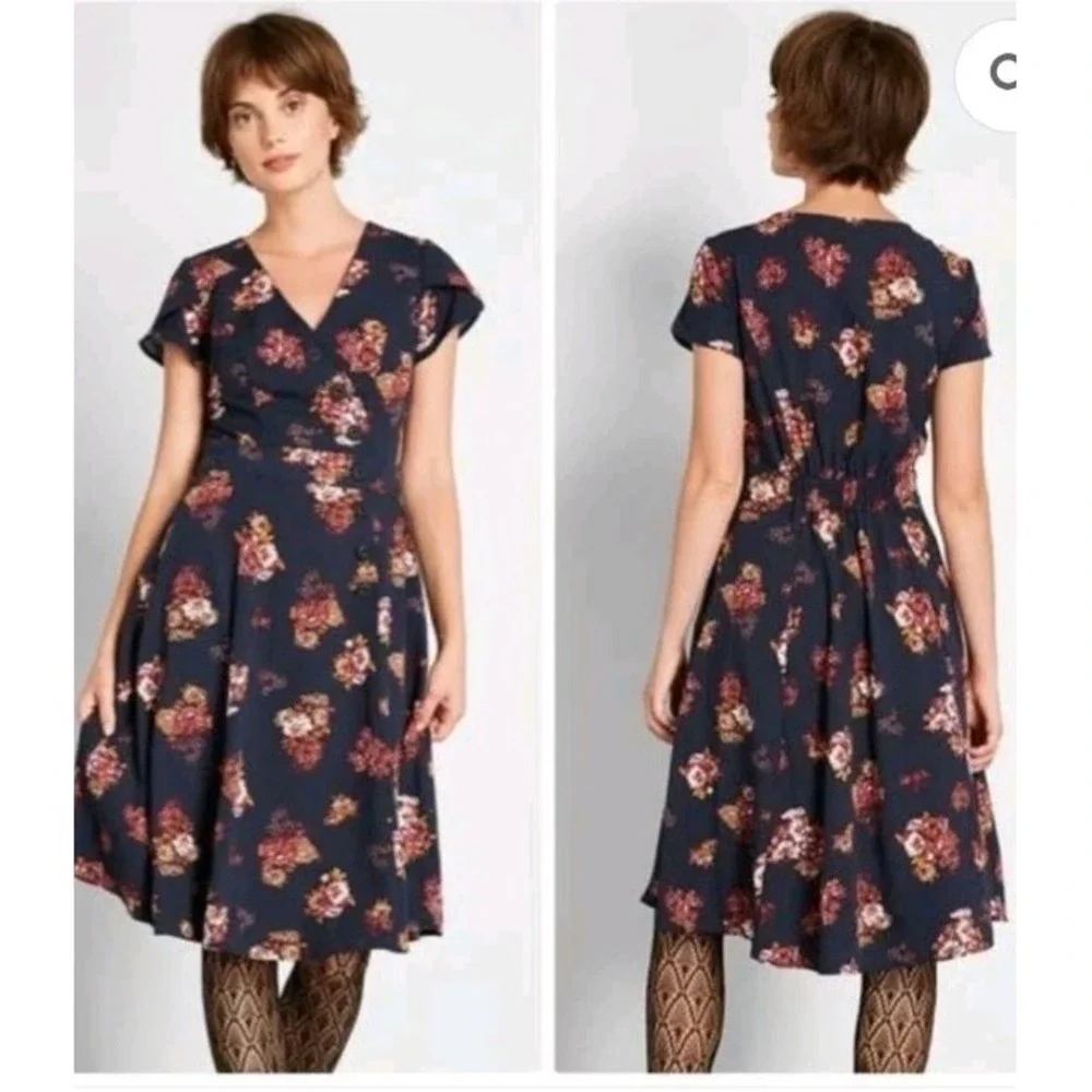 ModCloth Women's Sz 1X Sentimental‎ Special Floral Cap V-Neck Short Sleeve Dress - Picture 2 of 8